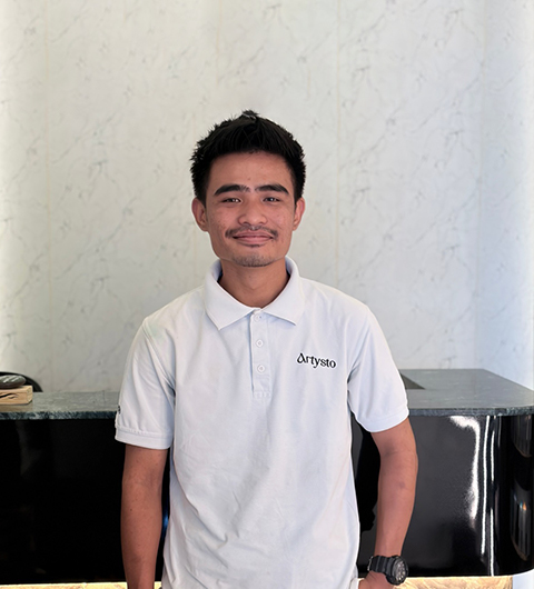 Hair stylist Pratham cutting hair at Artysto Salon