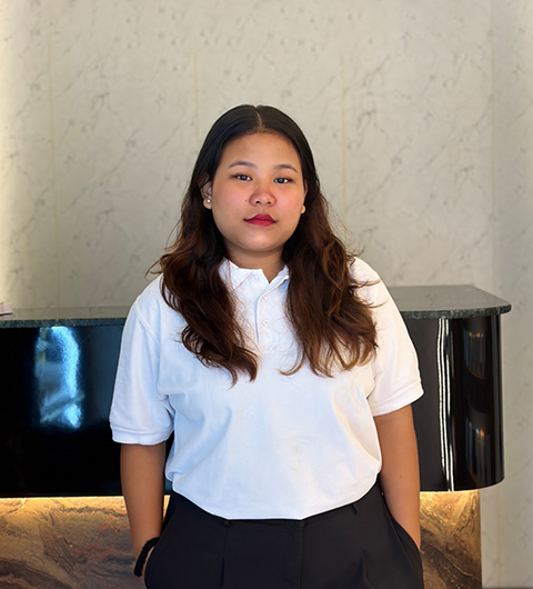 Beautician Supriya performing facial treatment at Artysto Salon